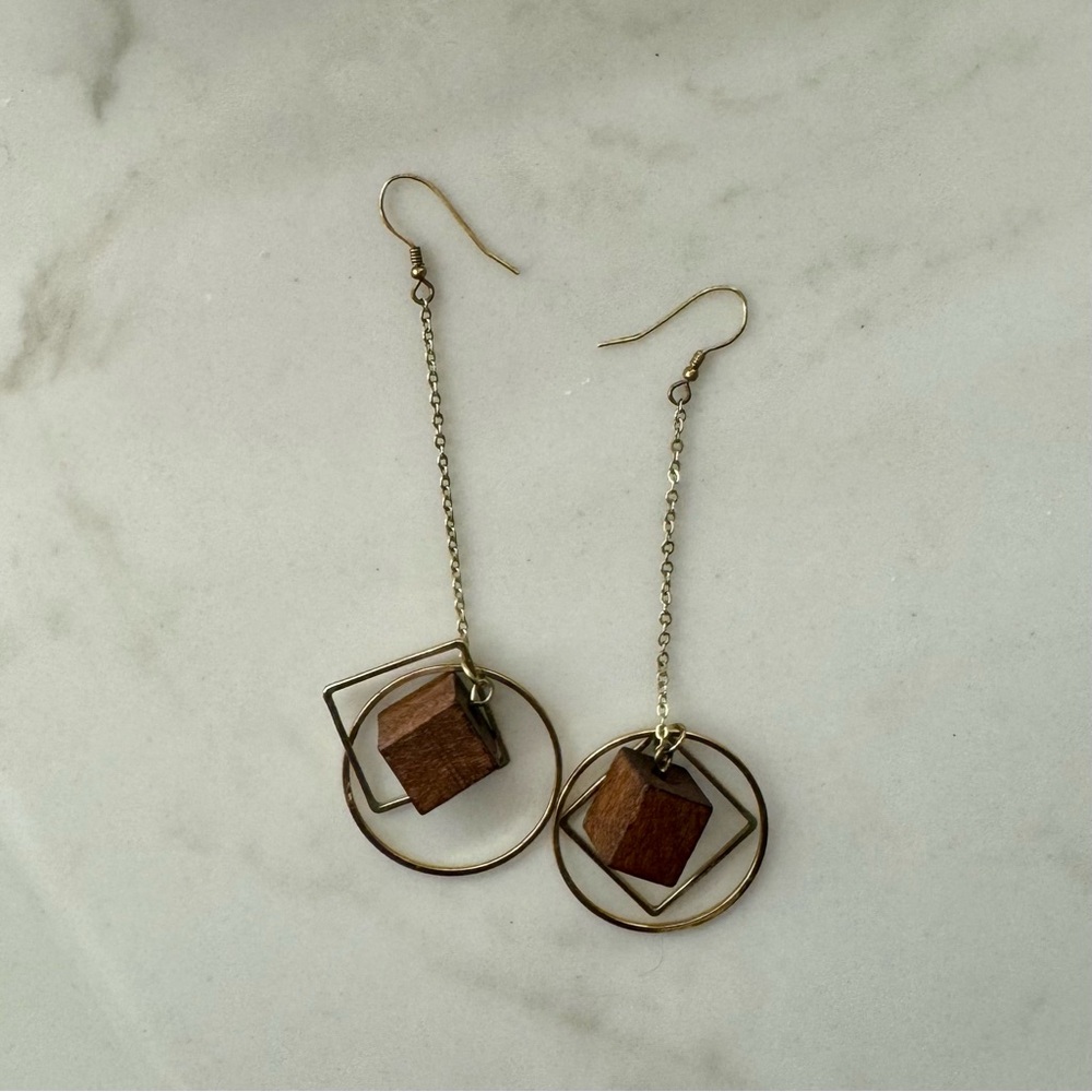 Women’s gold tone chain & wooden cube earring